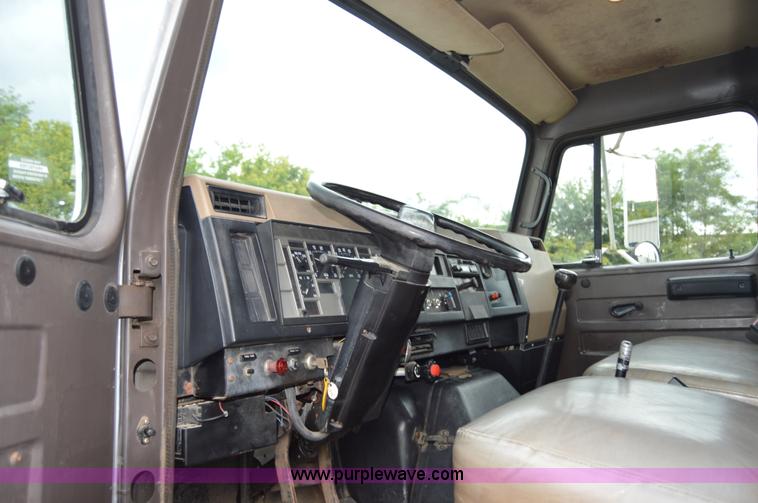 image for item H2767 1992 International 4900 flatbed truck