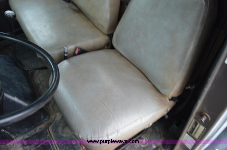 image for item H2767 1992 International 4900 flatbed truck