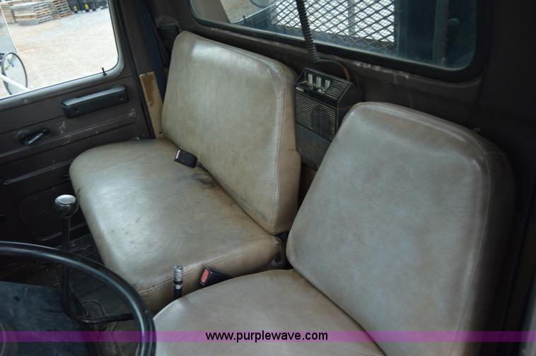 image for item H2767 1992 International 4900 flatbed truck