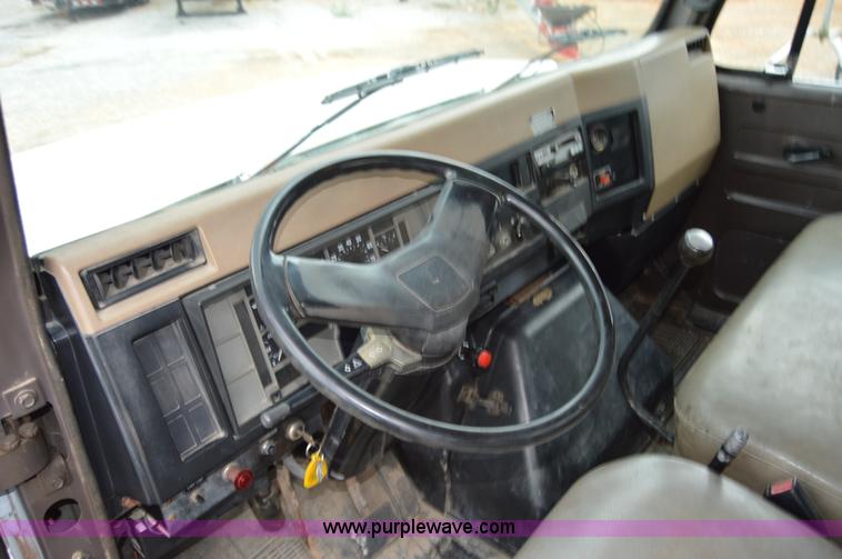 image for item H2767 1992 International 4900 flatbed truck