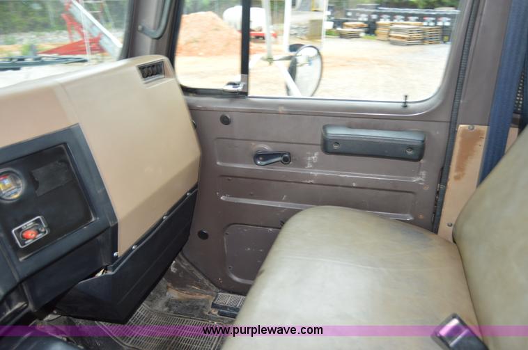 image for item H2767 1992 International 4900 flatbed truck