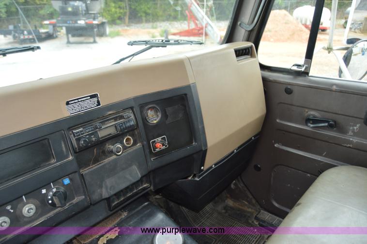 image for item H2767 1992 International 4900 flatbed truck