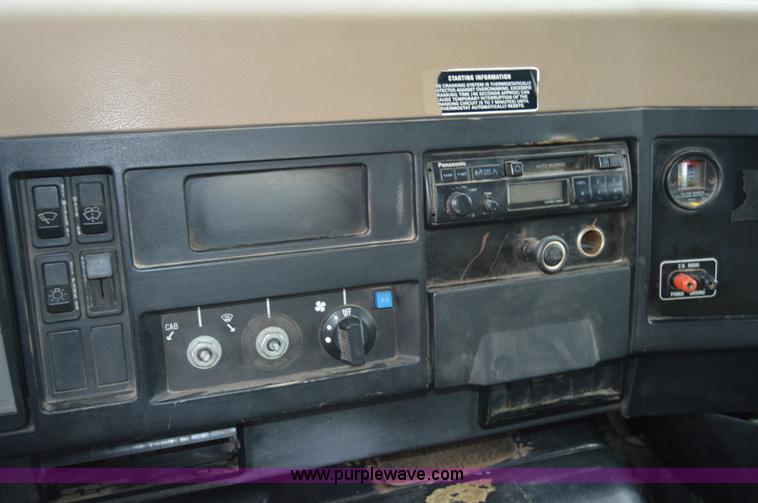 image for item H2767 1992 International 4900 flatbed truck