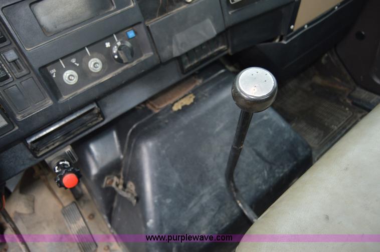 image for item H2767 1992 International 4900 flatbed truck