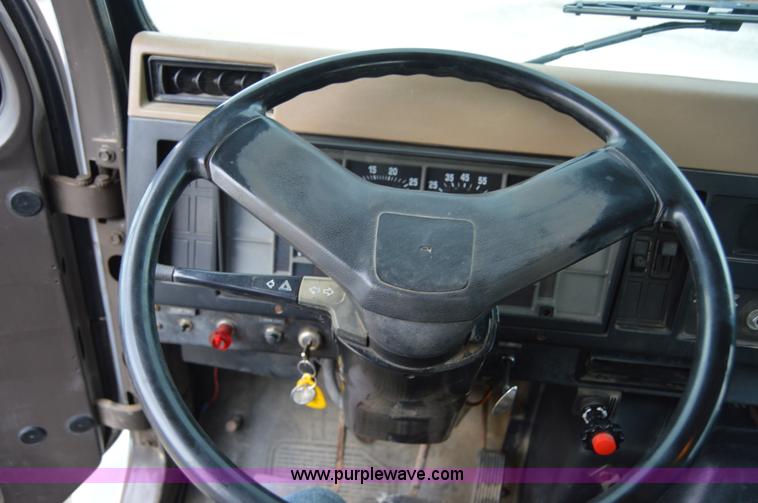 image for item H2767 1992 International 4900 flatbed truck