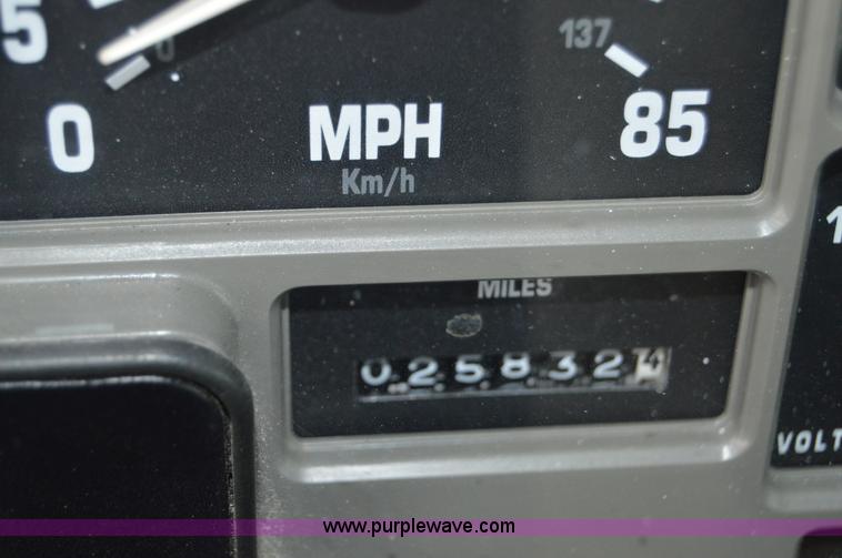 image for item H2767 1992 International 4900 flatbed truck