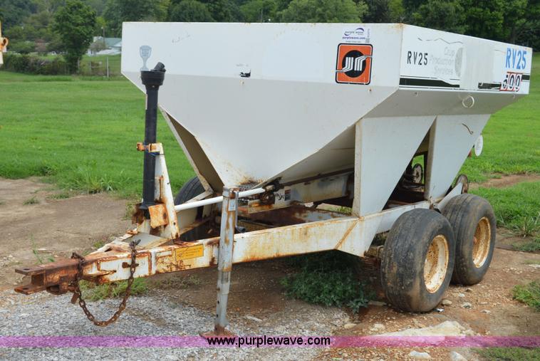 image for item H2771 2005 Willmar 500 spreader