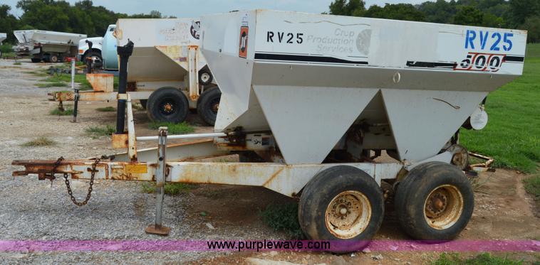 image for item H2771 2005 Willmar 500 spreader