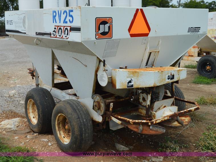 image for item H2771 2005 Willmar 500 spreader