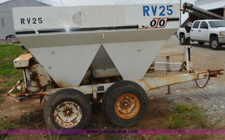 image for item H2771 2005 Willmar 500 spreader
