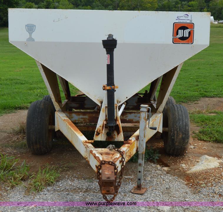 image for item H2771 2005 Willmar 500 spreader