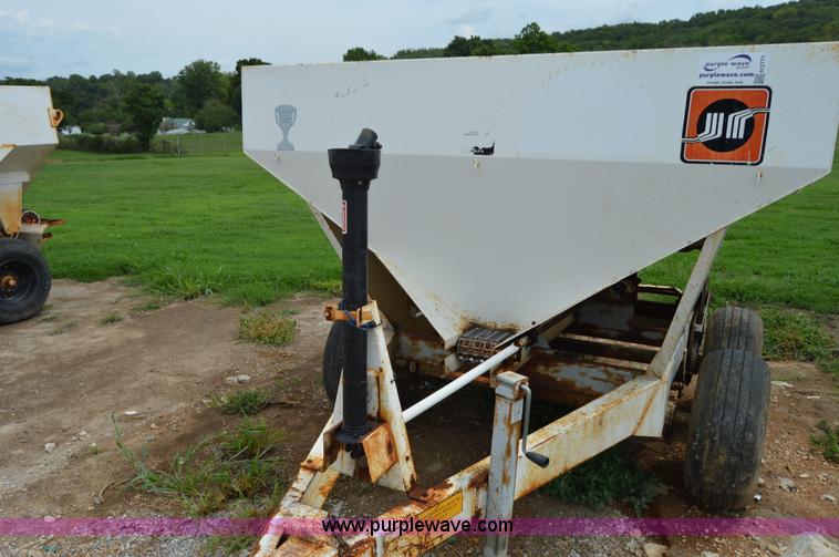 image for item H2771 2005 Willmar 500 spreader