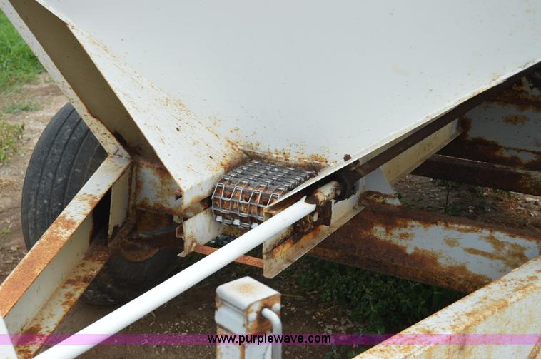 image for item H2771 2005 Willmar 500 spreader