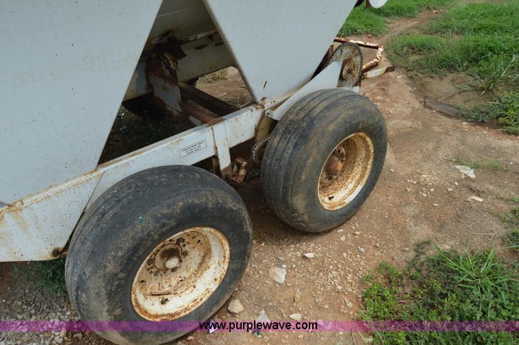 image for item H2771 2005 Willmar 500 spreader