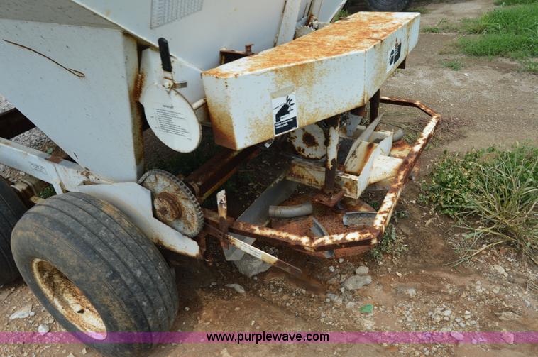 image for item H2771 2005 Willmar 500 spreader