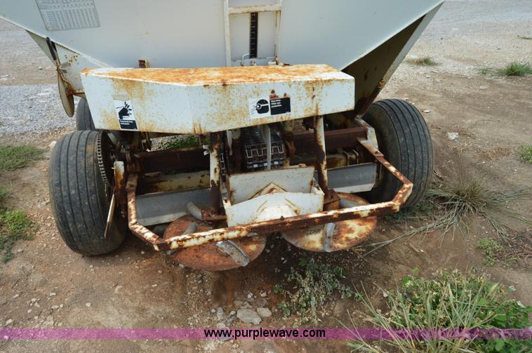 image for item H2771 2005 Willmar 500 spreader