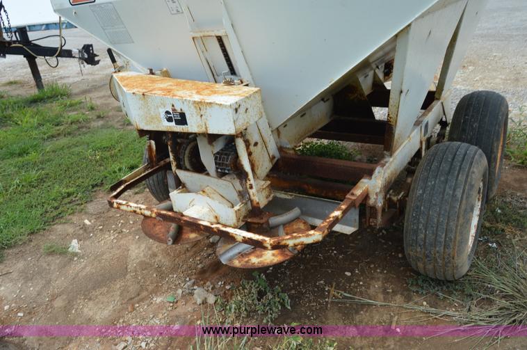 image for item H2771 2005 Willmar 500 spreader