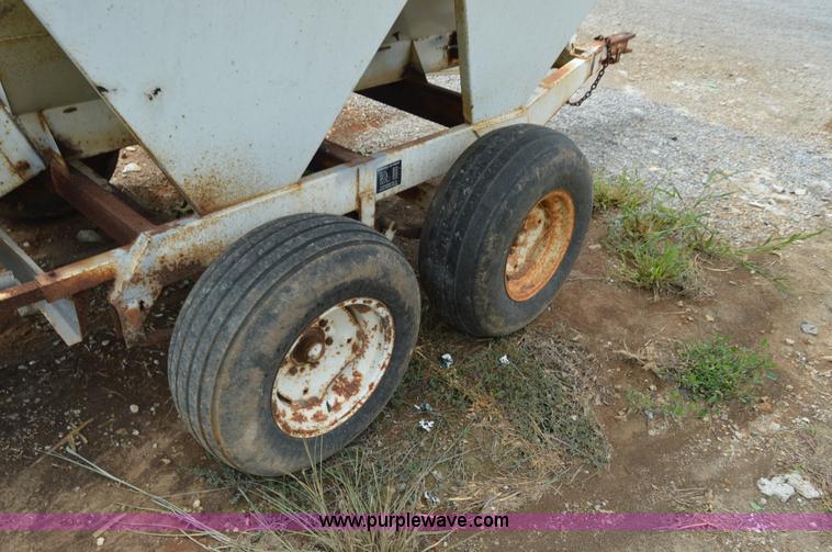 image for item H2771 2005 Willmar 500 spreader