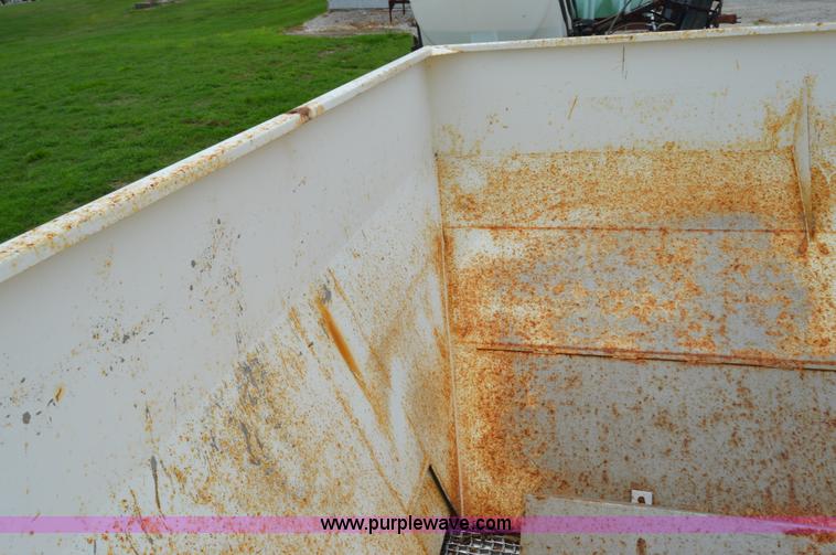 image for item H2771 2005 Willmar 500 spreader