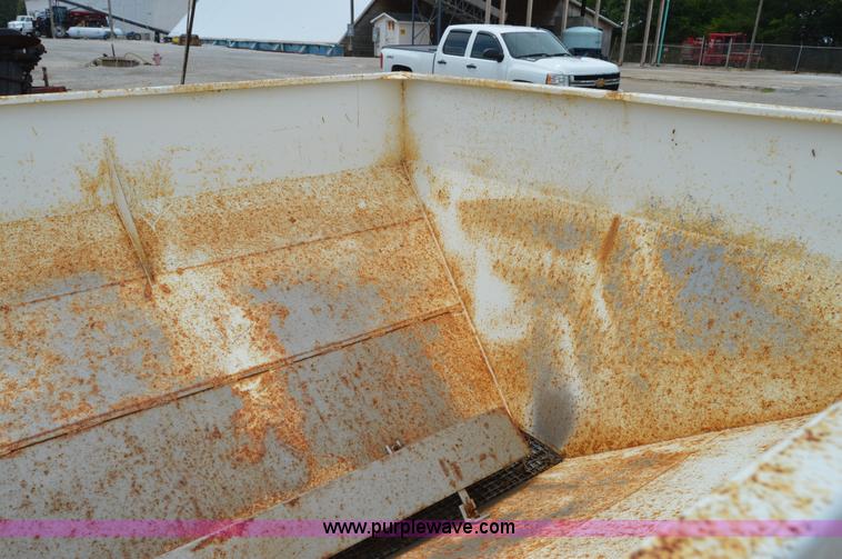 image for item H2771 2005 Willmar 500 spreader