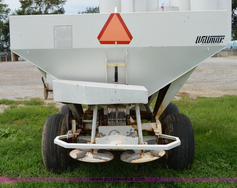 image for item H2774 2005 Willmar 500 spreader