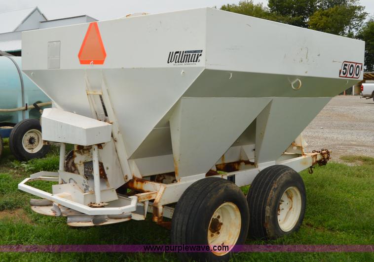 image for item H2774 2005 Willmar 500 spreader