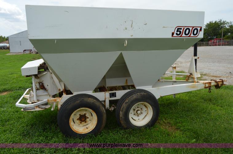 image for item H2774 2005 Willmar 500 spreader