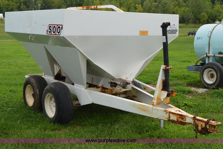 image for item H2774 2005 Willmar 500 spreader