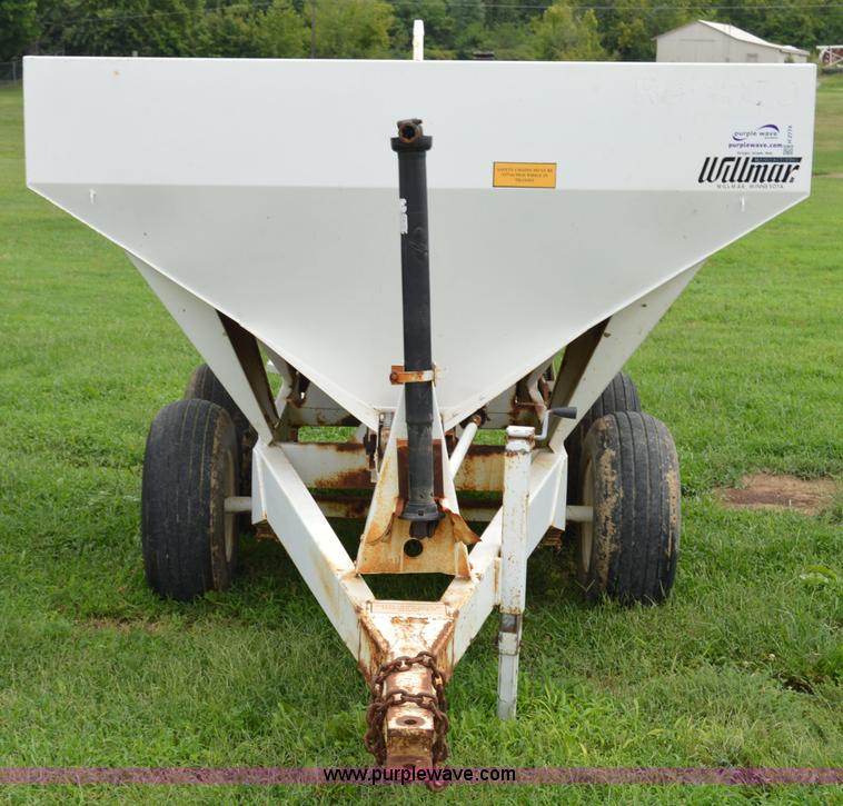 image for item H2774 2005 Willmar 500 spreader