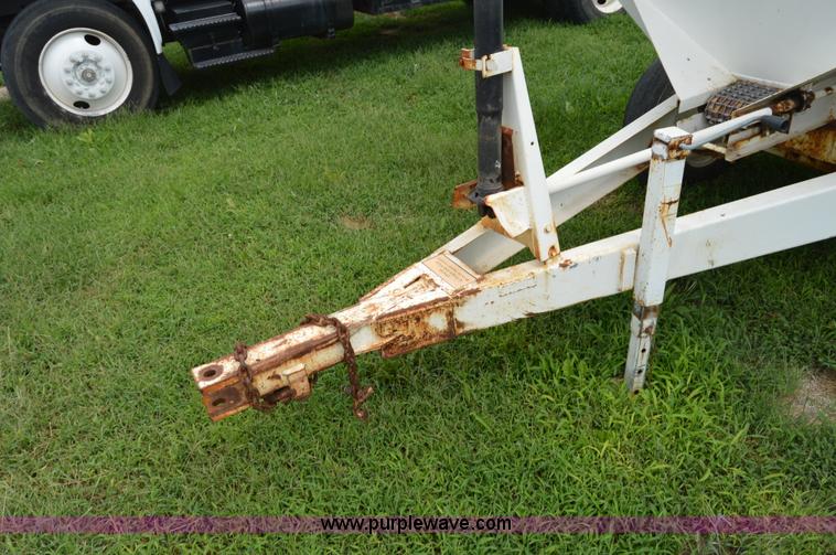 image for item H2774 2005 Willmar 500 spreader