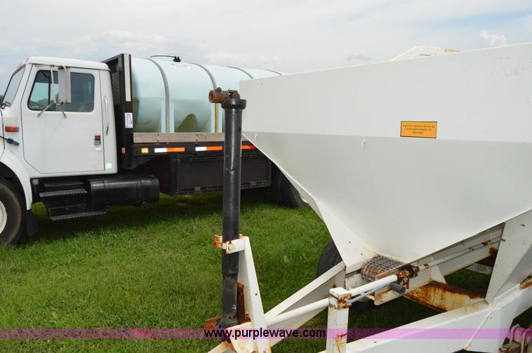 image for item H2774 2005 Willmar 500 spreader