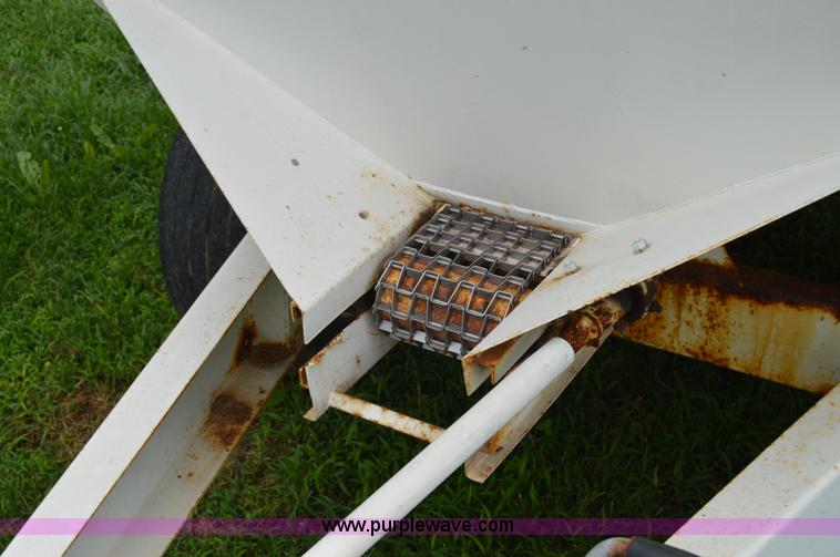 image for item H2774 2005 Willmar 500 spreader