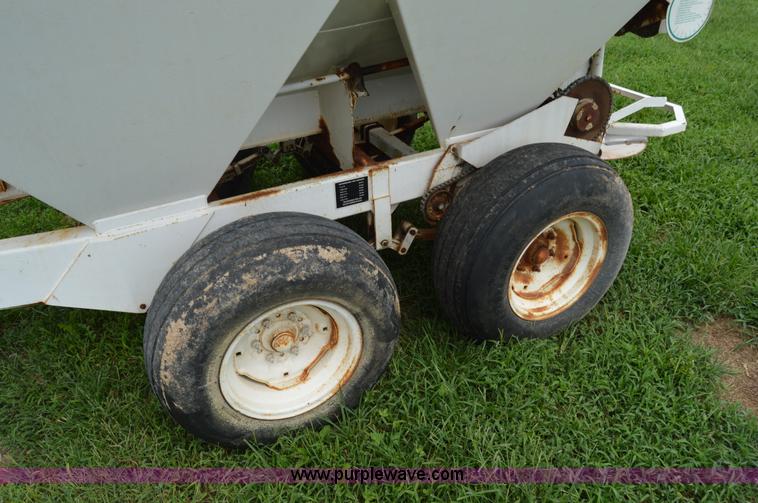 image for item H2774 2005 Willmar 500 spreader