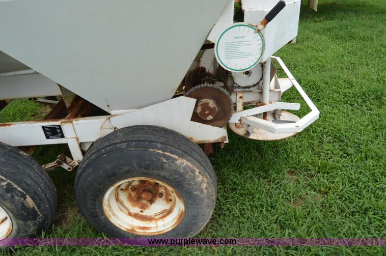 image for item H2774 2005 Willmar 500 spreader