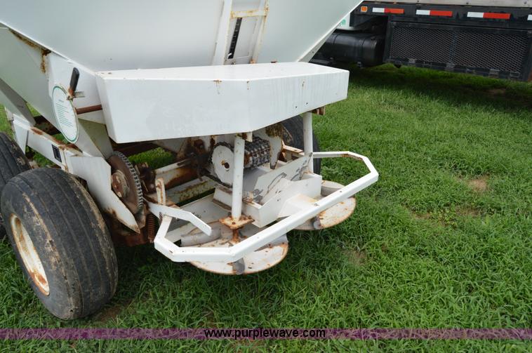 image for item H2774 2005 Willmar 500 spreader