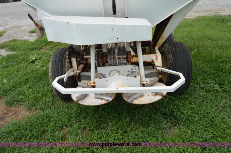 image for item H2774 2005 Willmar 500 spreader