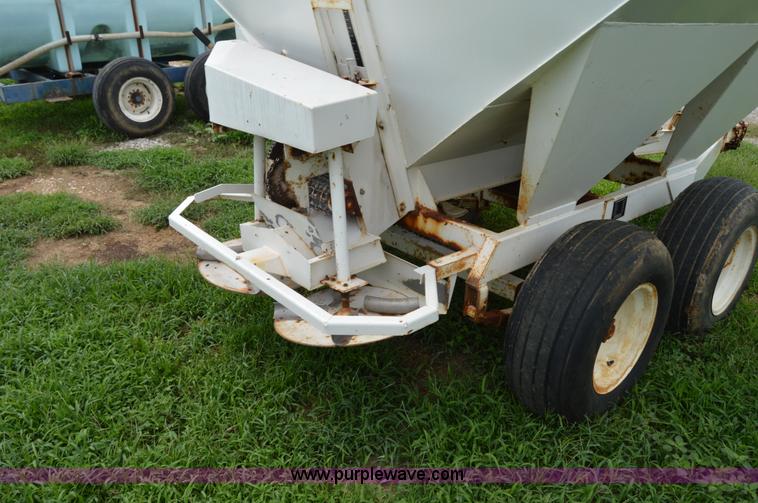 image for item H2774 2005 Willmar 500 spreader