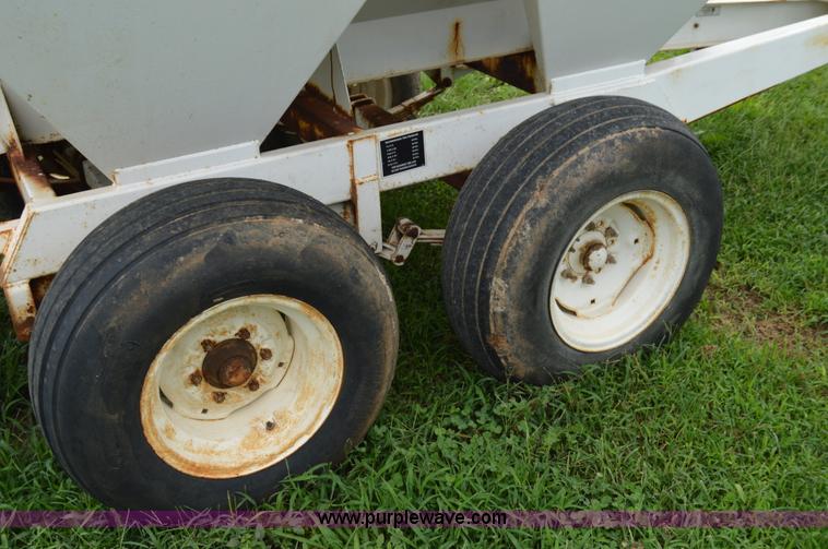 image for item H2774 2005 Willmar 500 spreader