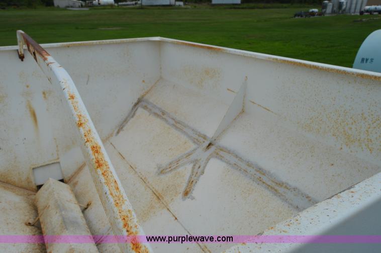 image for item H2774 2005 Willmar 500 spreader