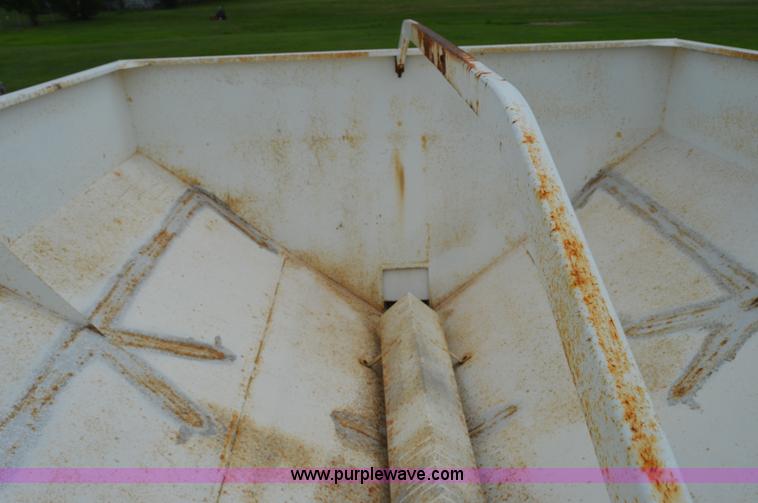 image for item H2774 2005 Willmar 500 spreader