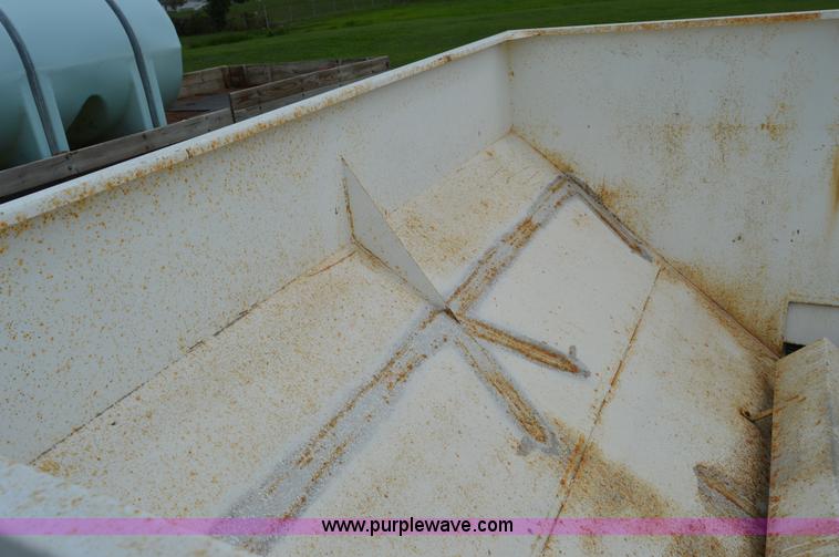 image for item H2774 2005 Willmar 500 spreader