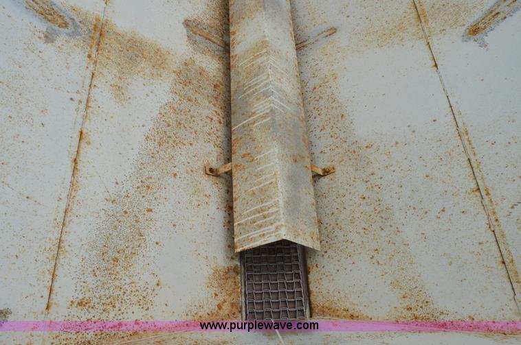 image for item H2774 2005 Willmar 500 spreader