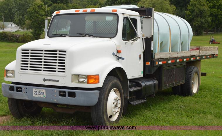 image for item H2775 1990 International 4900 water truck