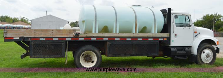 image for item H2775 1990 International 4900 water truck