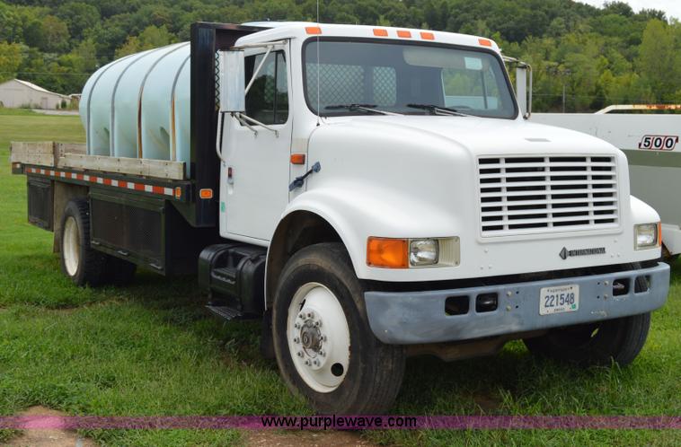 image for item H2775 1990 International 4900 water truck