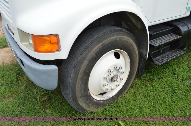 image for item H2775 1990 International 4900 water truck