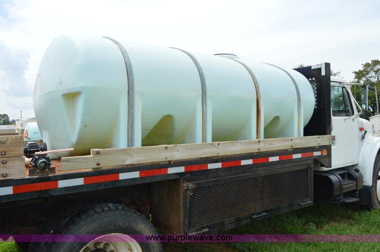 image for item H2775 1990 International 4900 water truck