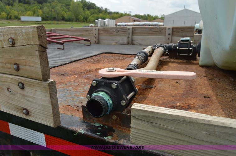 image for item H2775 1990 International 4900 water truck