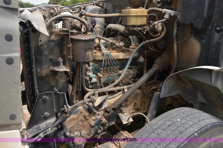 image for item H2775 1990 International 4900 water truck