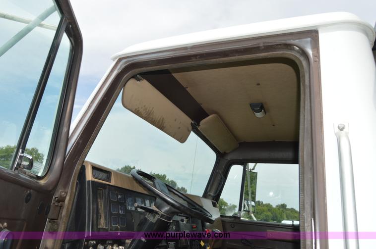 image for item H2775 1990 International 4900 water truck